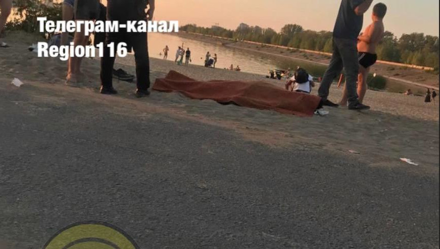 Юноша заплыл за буйки и ушел под воду.