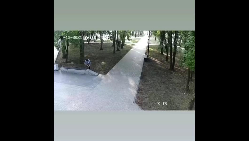 За сломавшую скамейку спортсменку заступились в сети.