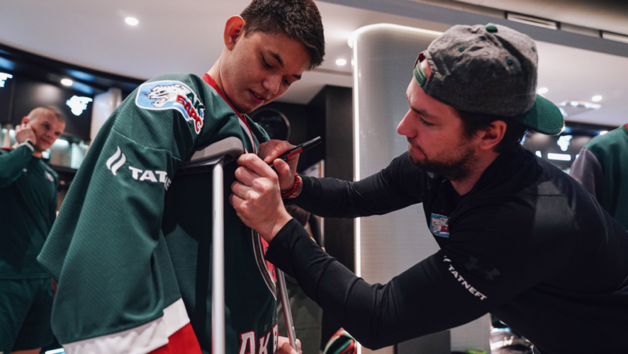 Мальчик пообщался с игроками и побывал на тренировке команды.