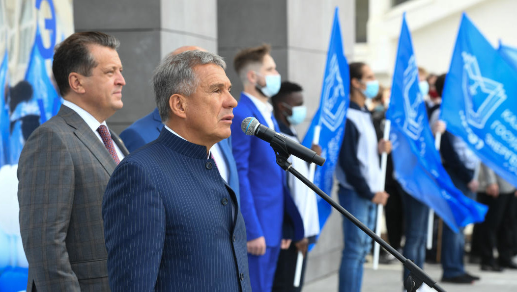 Здание построено рядом со станцией метро «Козья Слобода» и примет 400 студентов КГЭУ.