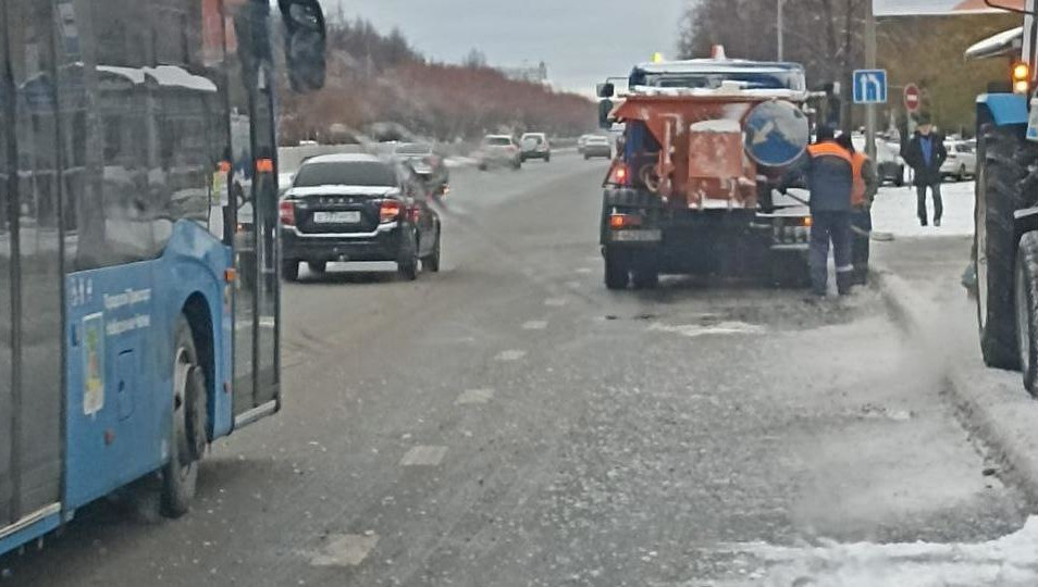 Сотрудники предприятия очищают дороги