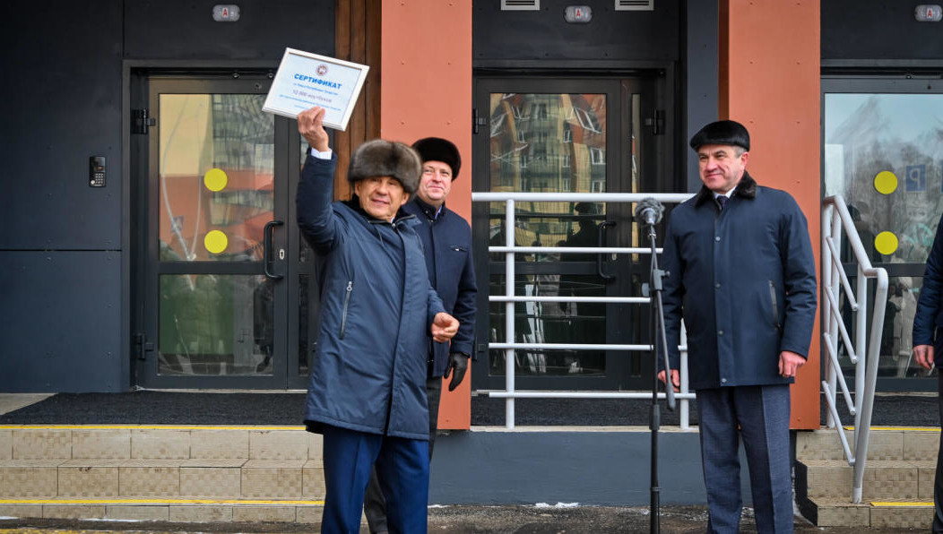 Сертификат на покупку техники Рустам Минниханов вручил Минобрнауки Татарстана Ильсуру Хадиуллину на церемонии заселения многоквартирного дома в казанском микрорайоне М14.