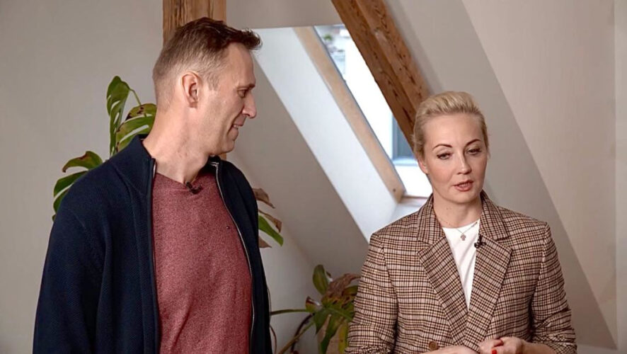 В двухчасовом интервью Навальный рассказал о подробностях отравления.