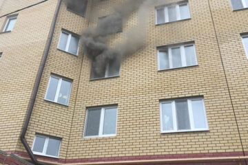 Спасателям удалось избежать распространения пламени на другие квартиры.