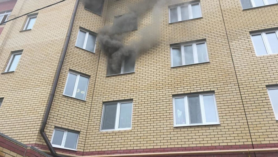 Спасателям удалось избежать распространения пламени на другие квартиры.