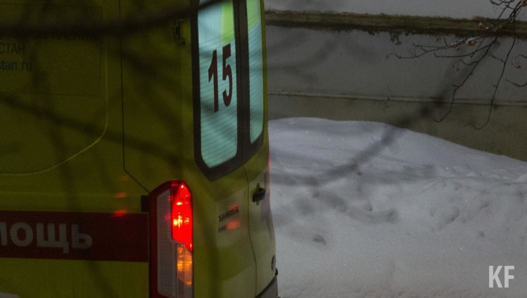 Опора ЛЭП упала на легковушку.