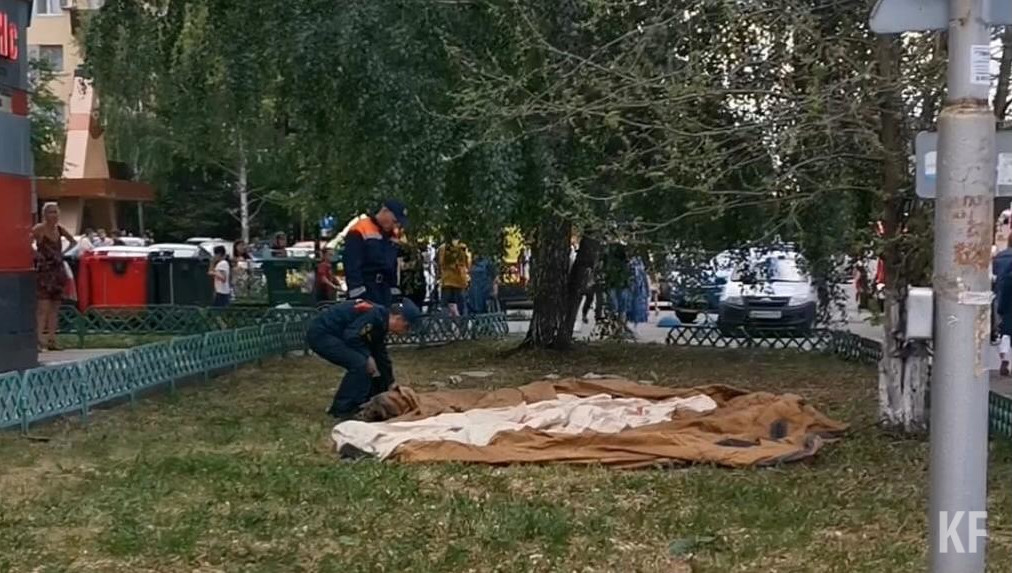 Это заметили прохожие и вызвали спецслужбы