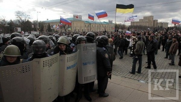 В Харькове произошло столкновение между участниками двух митингов – за целостность Украины и за федерализацию страны. Медицинская помощь потребовалась 50 пострадавшим