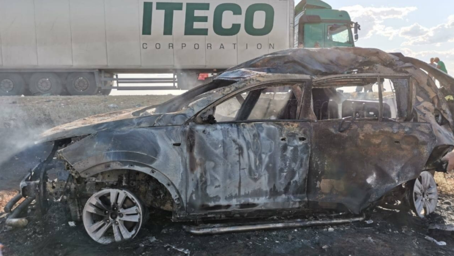 Люди заживо сгорели в покорёженном автомобиле.