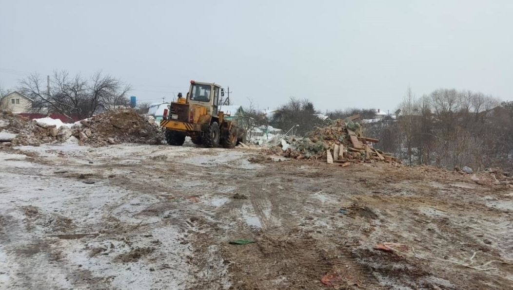 Было выявлено складирование отходов мусора от сноса и разборки зданий на общей площади 213 квадратных метров в объёме 1065 кубических метров.