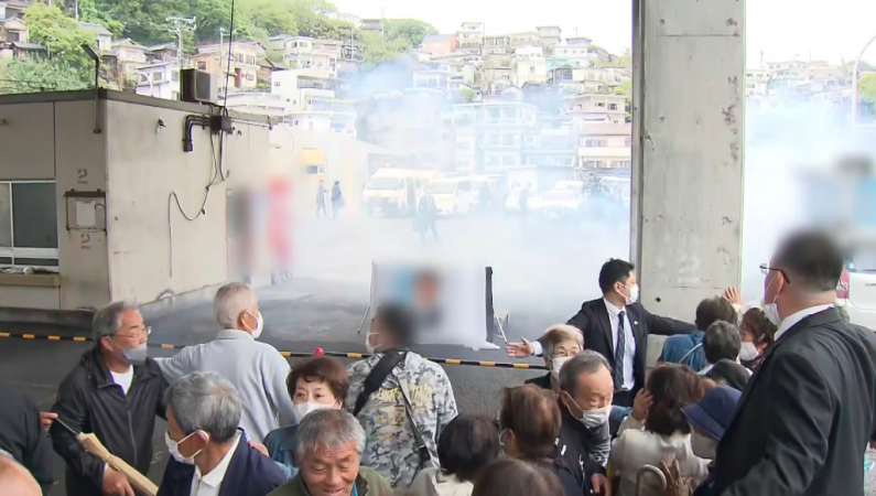 Некий молодой человeк кинул в сторону Кисиды &laquo;цилиндрический черный прeдмет&raquo;.