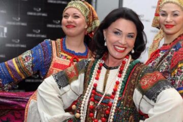 Надежда Бабкина заключила с собственным театром три контракта на сумму около семи миллионов рублей.