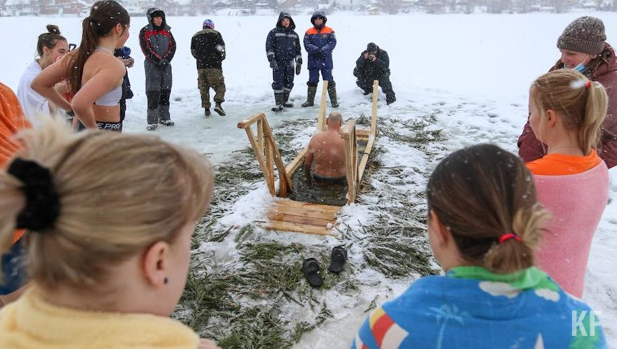 Купаться в проруби разрешается только детям от 3 лет при условии