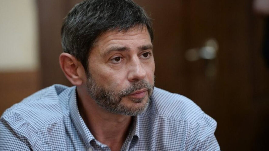 Соперник облил артиста кипятком во время ужина.