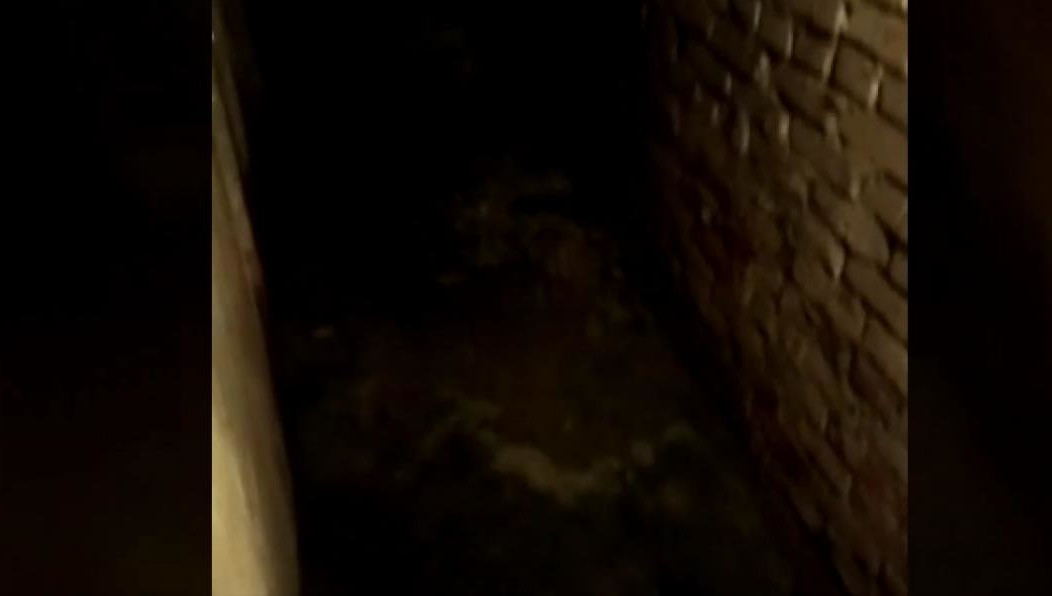 Жильцы почти месяц задыхаются от запаха.