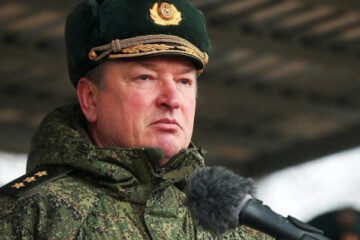 До этого Лапин командовал группировкой российских войск «Центр» на Украине.