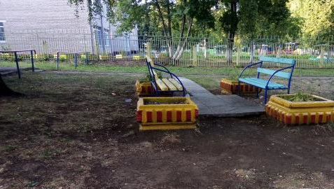 Местные жители просят демонтировать скамейки у жилого дома.