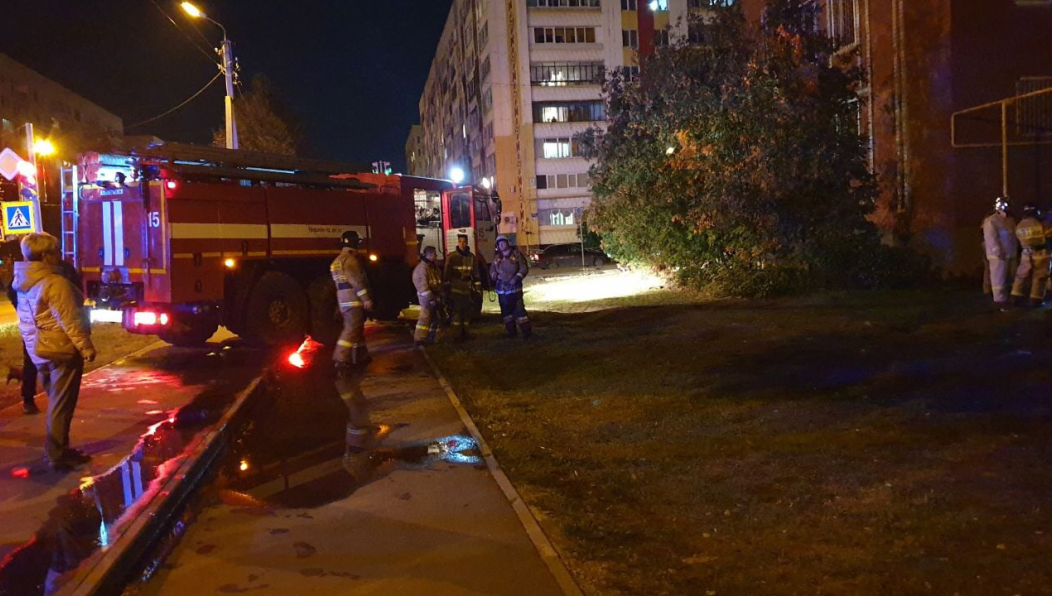 Днём в многоэтажке напротив мужчина грозился взорвать гранату.