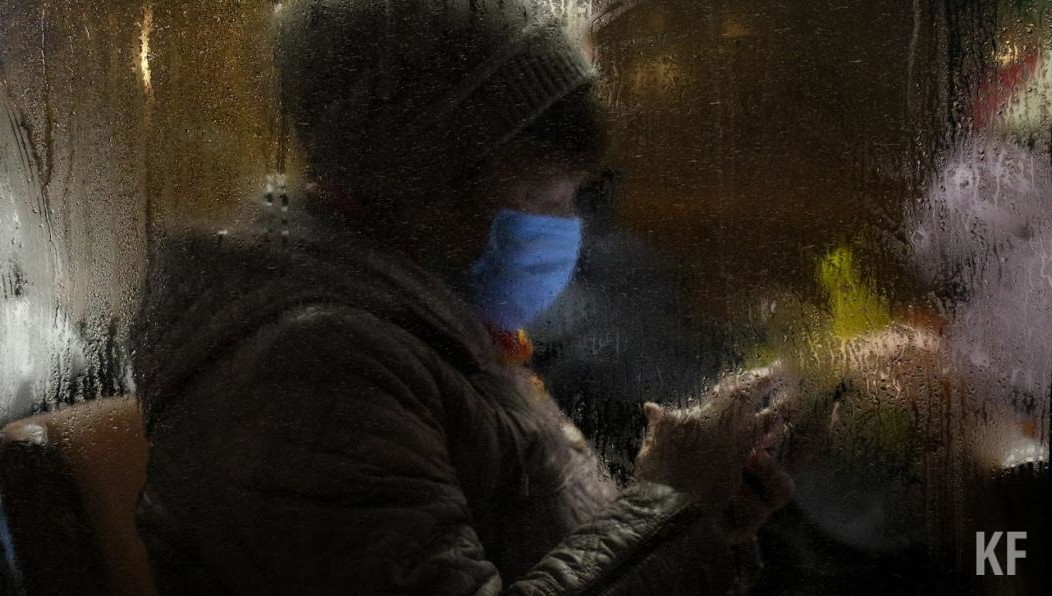 Нужно надевать маски и вакцинироваться.