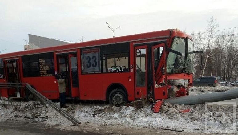​Авария с участием пассажирского автобуса №33 произошла на проспекте Ямашева около ДК Химиков — транспорт врезался в столб. Фотографиями с места аварии делятся очевидцы в соцсетях. ​