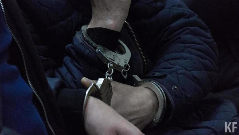 Горожанин в поисках новогоднего настроения зашел в супермаркет на улице Ленинградской.