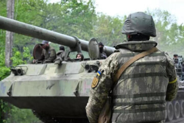 В результате постоянных обстрелов со стороны украинских войск в городе фиксируется много разрушений.