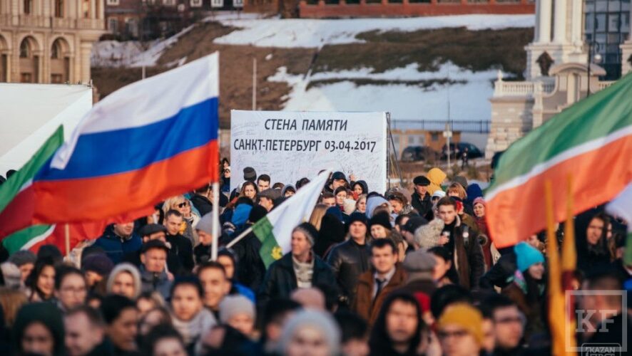 Более 5 000 горожан вчера собрались на Кремлевской набережной