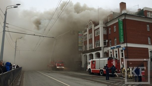 Площадь пожара в здании на улице Островского в Казани составила 300 кв. м — горит кровля кирпичного строения. По данным МЧС Татарстана