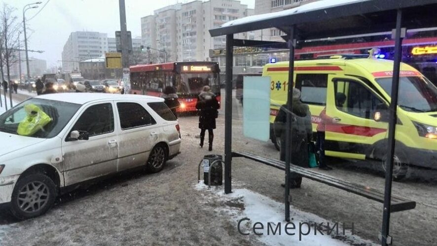 Автомобиль заехал на остановку на улице Вишневского в столице Татарстана. Об этом сообщает в своем Facebook журналист Сергей Семеркин.