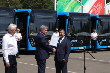 Мэр автограда Наиль Магдеев торжественно передал МУП «Горкоммунхоз» 24 автобуса. На маршруты они выйдут уже 15 июля. Однако с тем