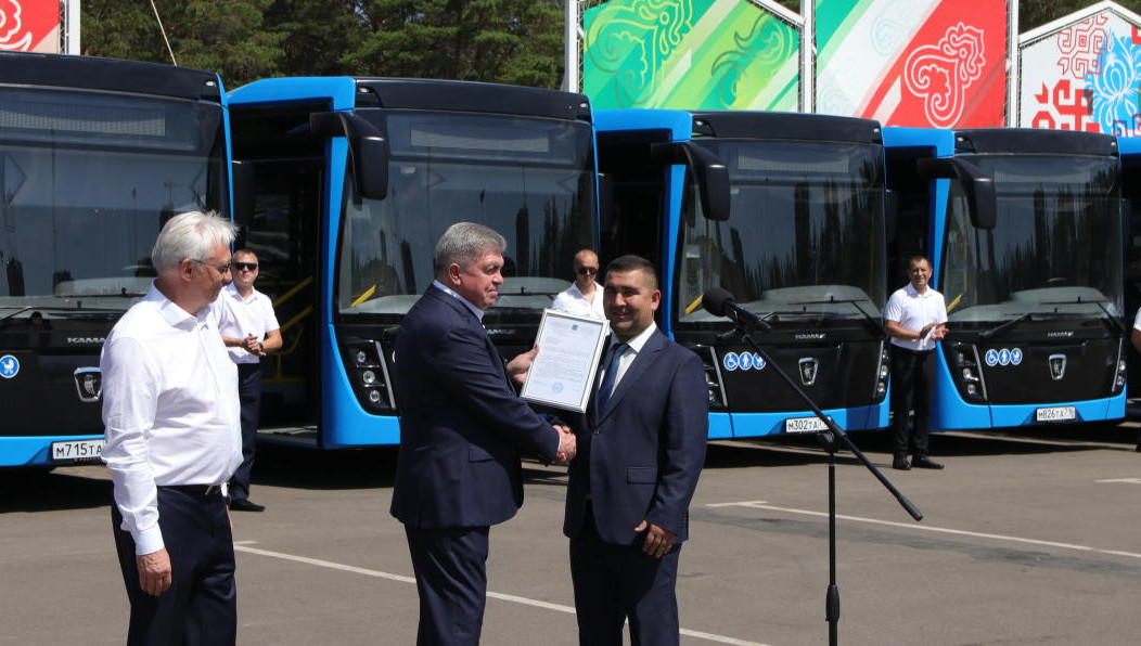 Мэр автограда Наиль Магдеев торжественно передал МУП «Горкоммунхоз» 24 автобуса. На маршруты они выйдут уже 15 июля. Однако с тем