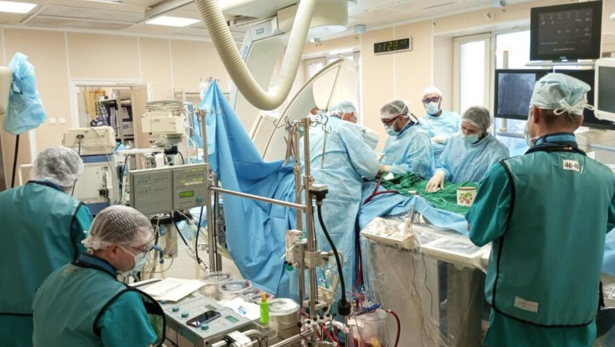 На фоне выраженной сердечной и дыхательной недостаточности операция имела высокий риск.