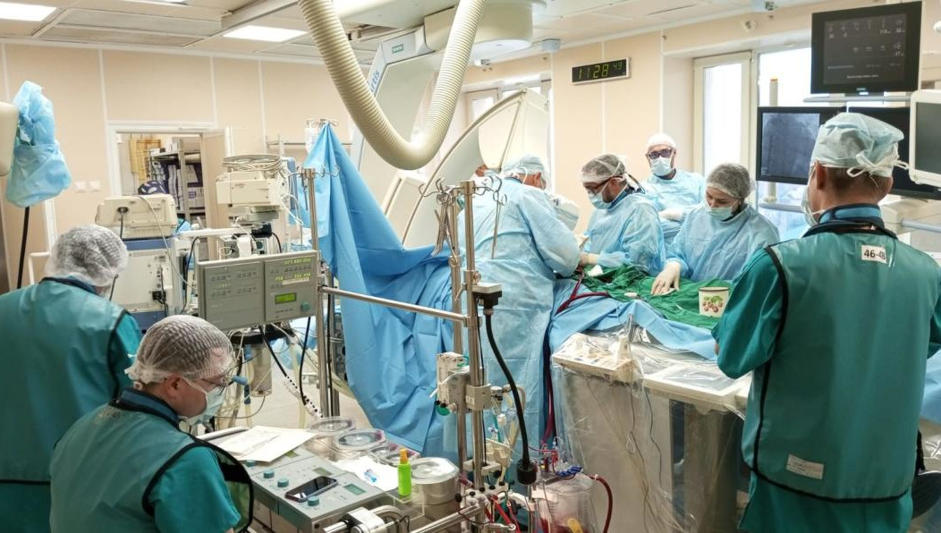 На фоне выраженной сердечной и дыхательной недостаточности операция имела высокий риск.