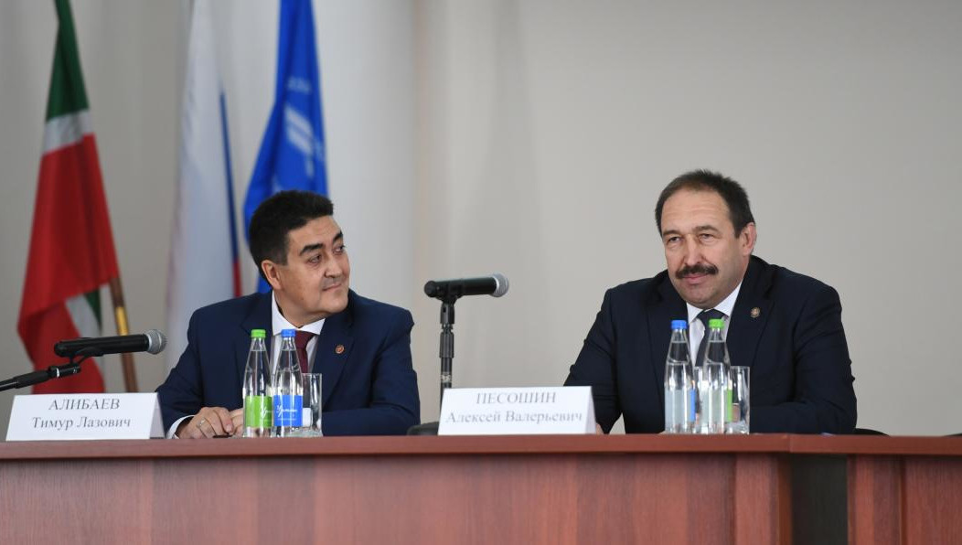 Коллектив с новым руководителем познакомил премьер-министр Татарстана Алексей Песошин.