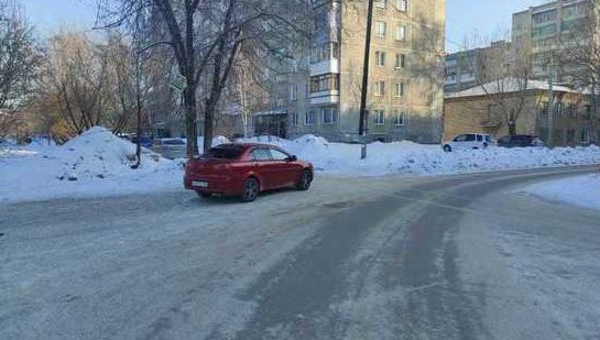 Девочек 9 и 13 лет увезли в больницу с различными травмами.