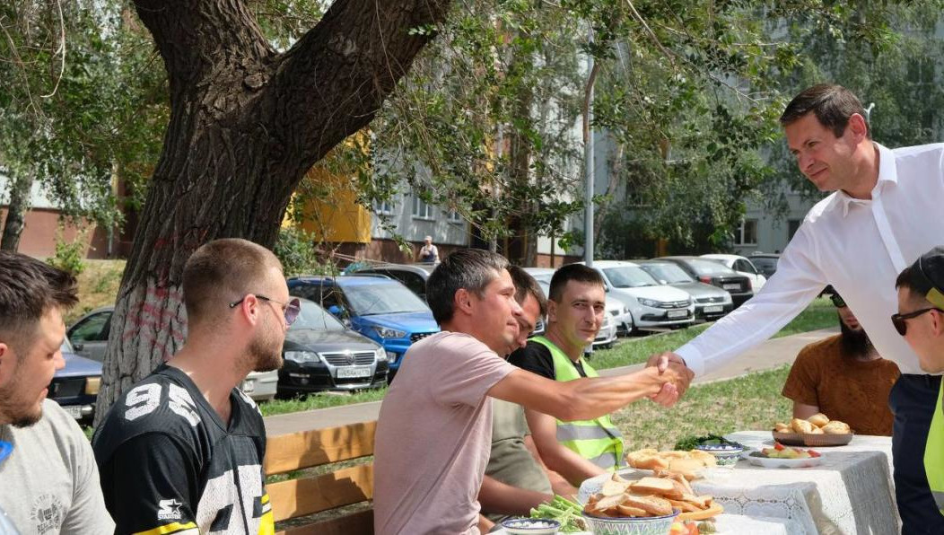 По завершении работ жители домов при поддержке администрации районов организовали праздничный обед.