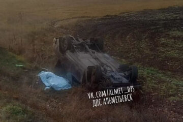 Отечественный автомобиль вылетел в кювет и перевернулся.