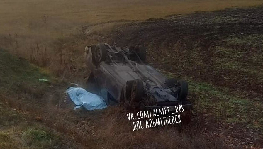 Отечественный автомобиль вылетел в кювет и перевернулся.