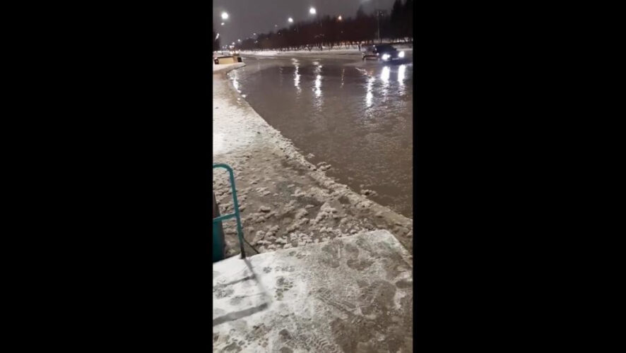 Хлынувшую на дорогу воду запечатлели на видео.