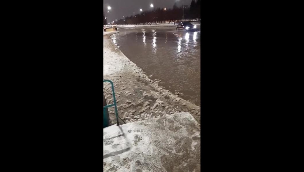 Хлынувшую на дорогу воду запечатлели на видео.
