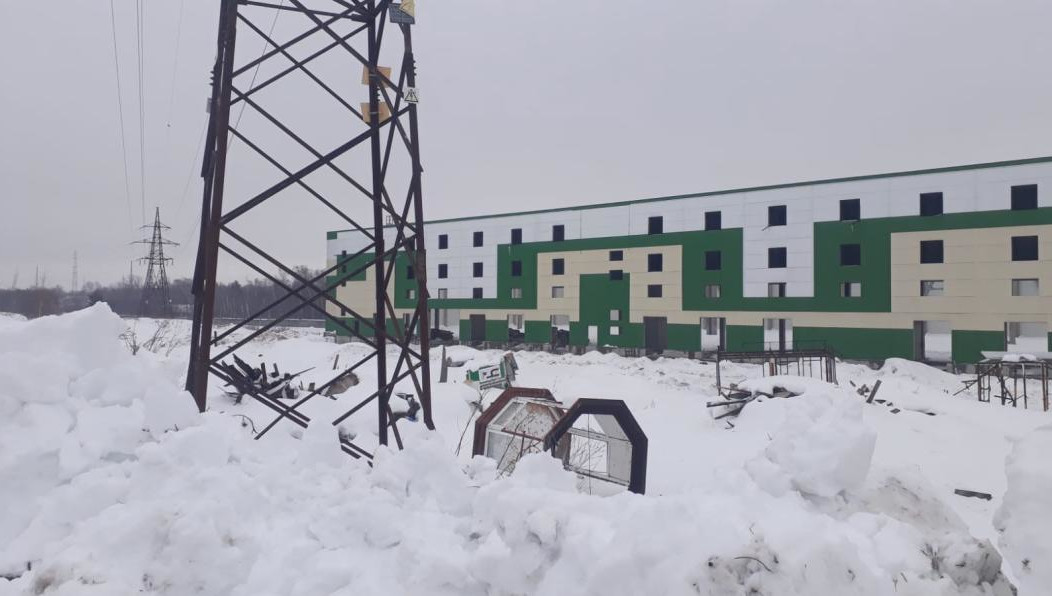 Спасатели передали мужчину полицейским.