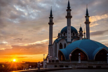 Ежегодно в Казань приезжают более двух миллионов туристов со всех концов света. В республике гармонично сосуществуют мусульманская и христианская религии