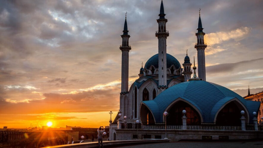 Ежегодно в Казань приезжают более двух миллионов туристов со всех концов света. В республике гармонично сосуществуют мусульманская и христианская религии