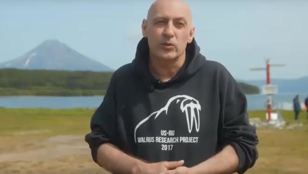 Мужчина выбрался из кабины через разбитое окно.