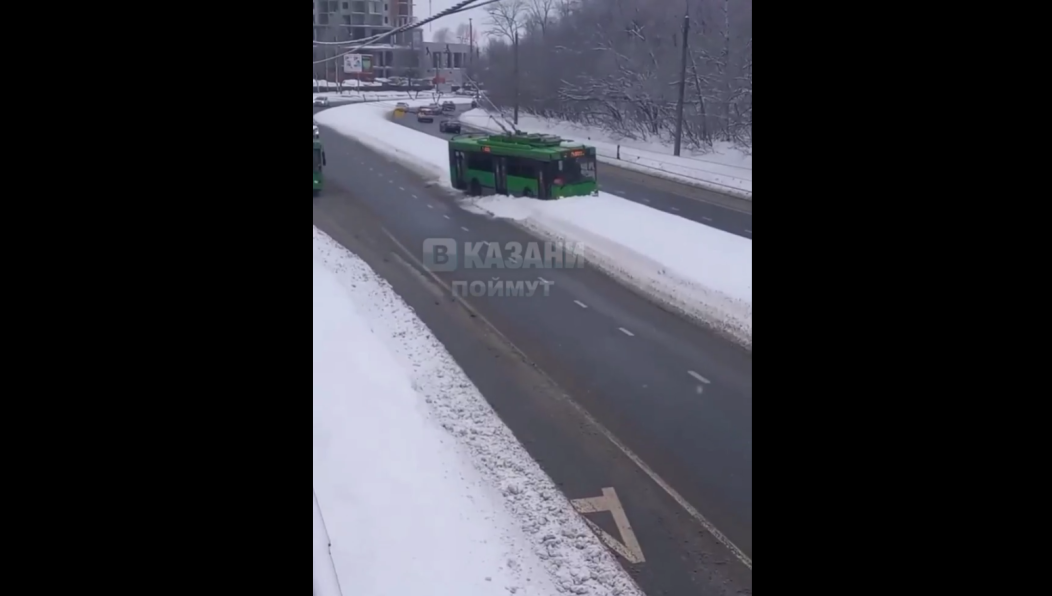 Транспорт застрял в сугробе на обочине.