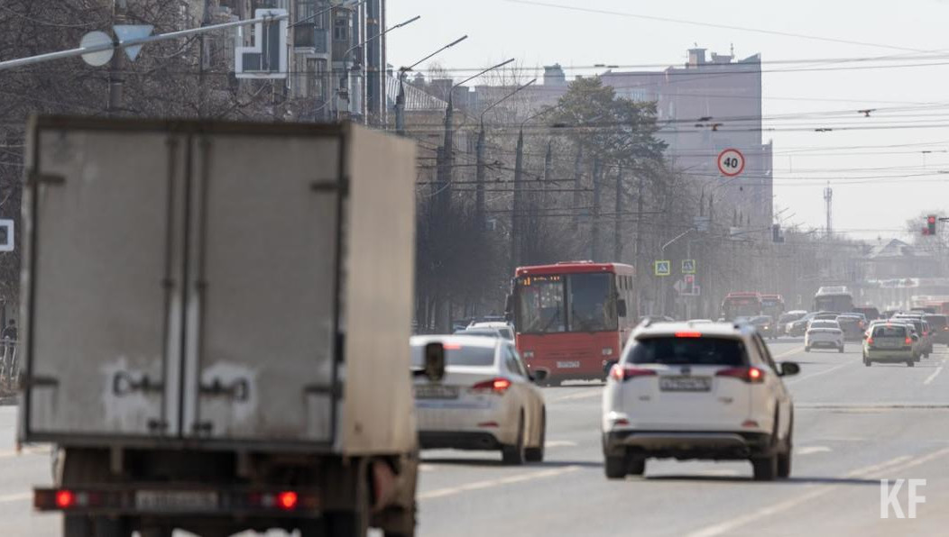 Запрет действует на движение тяжеловесных транспортных средств в дневное время при температуре свыше 32 градуса.