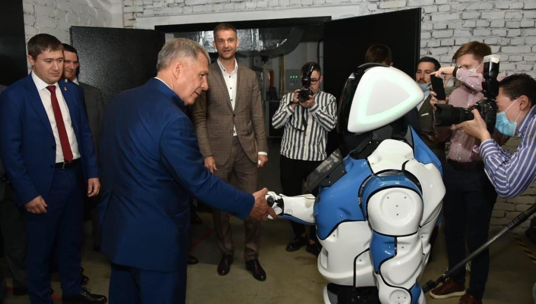 резидента Татарстана познакомили с роботом-консультантом.