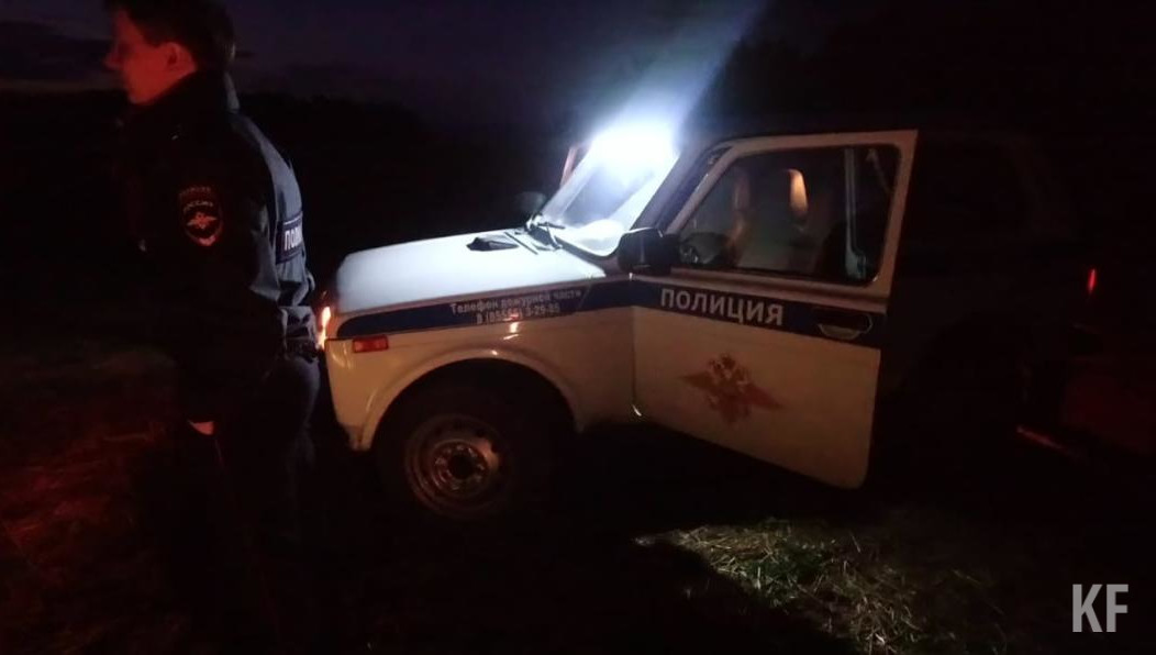 У него переломы ног.