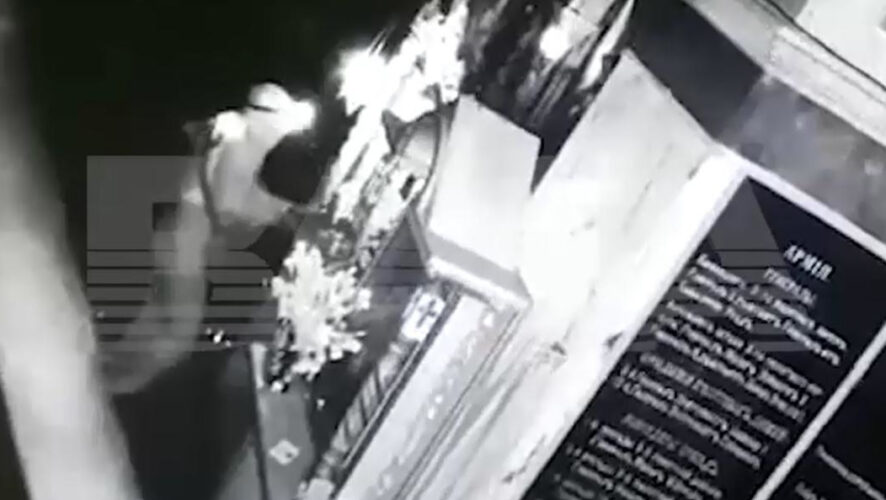 Преступники также разбили стекло у нескольких икон