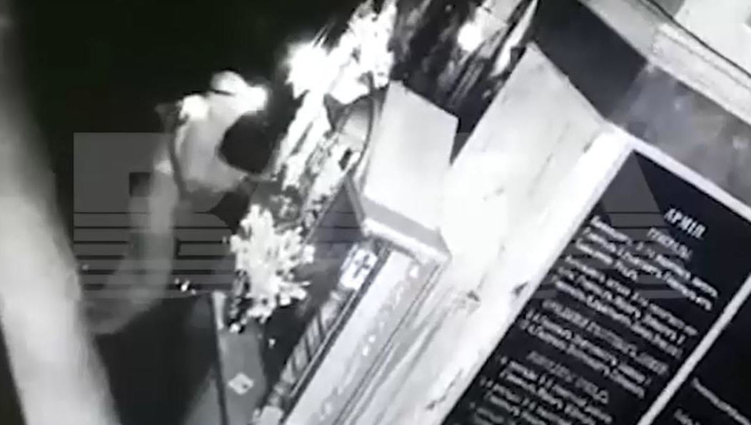 Преступники также разбили стекло у нескольких икон